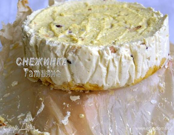 Даём полностью остыть (!), и только после этого вынимаем тортик из формы. Снимаем бумагу. Пусть Вас не пугают неровности, мы всё равно покрываем торт глазурью. Видно, что сухая смесь соединилась с творожной массой и превратилась в основание.