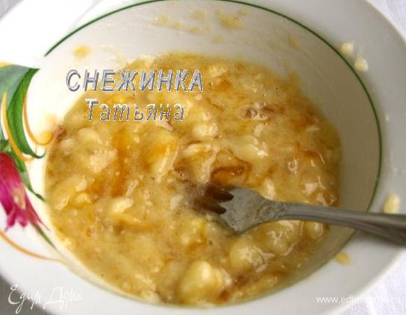 Для глазури банан разминаем вилкой вместе с мёдом.