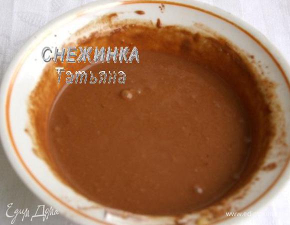 Соединяем банановую и шоколадную массы и пробиваем блендером до однородности. Лучше убрать глазурь на часик в холодильник, чтобы она загустела лучше, но можно и сразу полить.