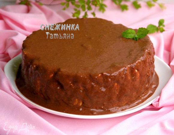 Покрываем торт глазурью, даём ей стекать по торту. Можете украсить по своему желанию. Если глазурь не стояла в холоде, то готовый тортик лучше убрать на время в холодильник.