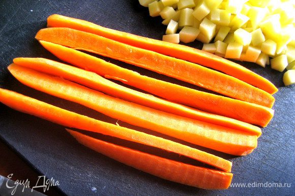 Морковь сначала режем вдоль...
