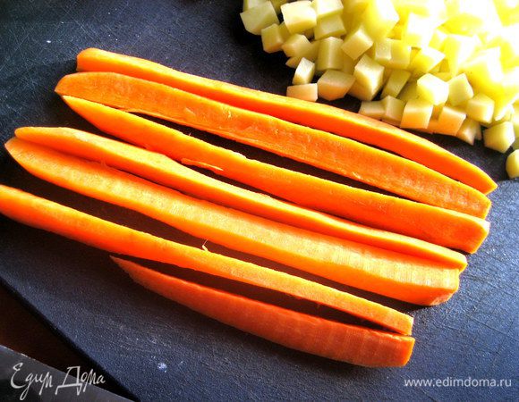 Морковь сначала режем вдоль...