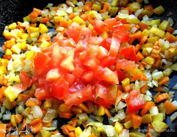 В конце вводим измельчённый помидор,иначе из-за его сока остальные овощи не зарумянятся.