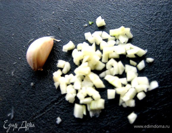 В самом конце покрошить чеснок.