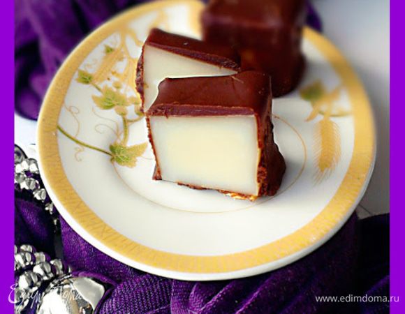 Сыр порезать на кубики размером с половину грецкого ореха или чуть больше
Шоколад растопить на водяной бане.
Кусочки сыра окунать в горячий шоколад и выложить на промасленный пергамент для застывания.