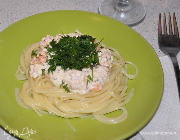Семгу запечь в фольге при 180 гр. около 15 минут. Пасту отварить, согласно инструкции до состояния аль денте. В сковороду влить сливки, масло, добавить травы и перец. Положить семгу, разобранную на кусочки. Нагреть до загустения соуса (около 1- 2 минуты).