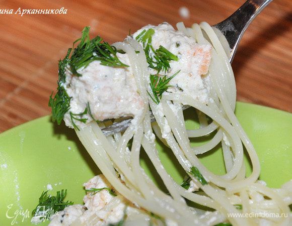  Выложить на тарелку пасту, сврху семгу. Посыпать мелконарезанным укропом.