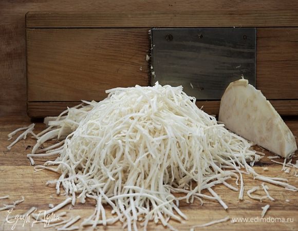 Режем сельдерей соломкой, бланшируем и приправляем зернистой горчицей и мелко нарубленной зеленью петрушки, и молотым розовым перцем.