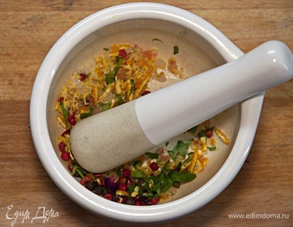 Готовим ароматную соль для рыбы. Смешиваем соль, свежемолотую смесь перцев, укроп, цедру апельсина и лимона. 