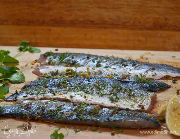Со стороны кожи делаем надрезы и натираем ароматной солью сверху поливаем соком лимона и оливковым маслом и укропом. 