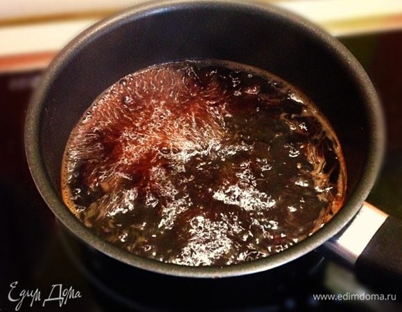 В отдельной посуде смешиваем в пропорции один к одному бальзамический уксус и мед. Выпариваем до консистенции крема. 
Обжариваем филе на сковороде с добавление масла со стороны кожи, потом переворачиваем. 