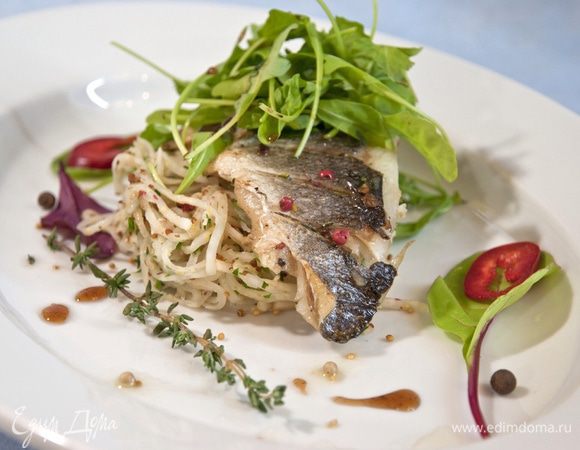 На тарелку с помощью кольца выкладываем ремулад из сельдерея. 
Укладываем сверху ремулада филе branzino кожей к верху. 
Руколу в отдельной чашке поливаем маслом (EV), белым молотым перцем, выпаренным бальзамическим соусом и выкладываем на рыбу. Декодируем зернами перца, горчицы, листьями молодой свеклы, тимьяном и подаем. 