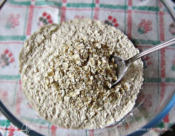 Муку смешать с овсяными хлопьями и разрыхлителем. 