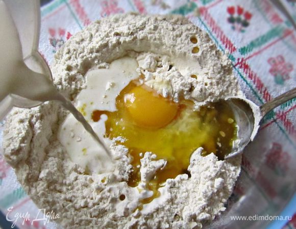К мучной смеси добавить пахту, яйцо и оливковое масло.