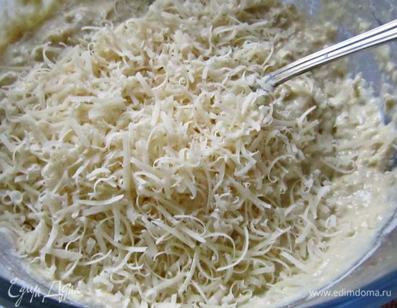 Добавить натёртый на мелкой тёрке сыр.