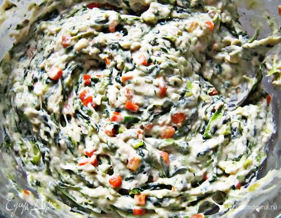 Смешать смесь с овощами, посолить и поперчить. 