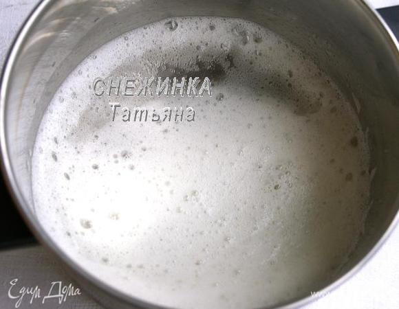 Белки с солью взбиваем в пышную пену. Не нужно до стойкости, просто в пену.