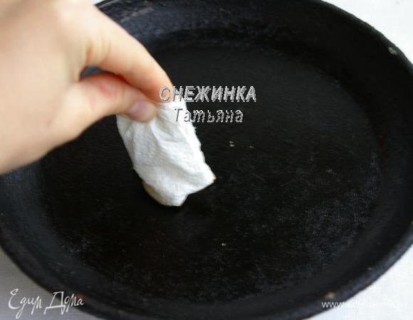 Для выпечки блинчиков я использую чугунную сковороду. Берём бумажную салфетку, обмакиваем в растительное масло и смазываем сковороду перед каждым блинчиком. 