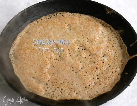 Наливаем тонким слоем тесто и печём с двух сторон.