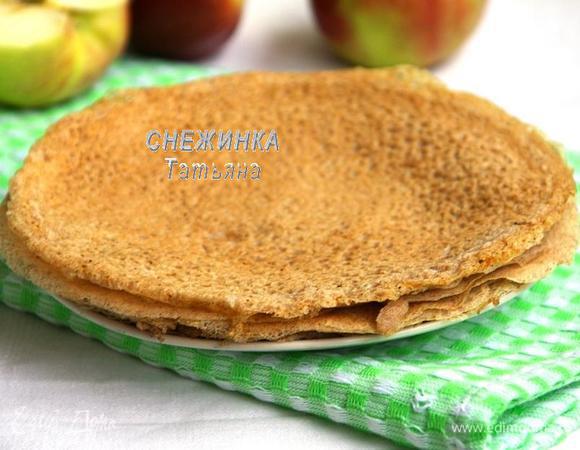 Вот такая стопочка получается. Накрываем их полотенцем, пока готовим начинку.