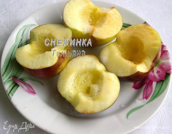 Для начинки яблоки разрезаем пополам, вырезаем семенное гнездо. Ставим запекаться до мягкости. Можно в духовке или в микроволновке.