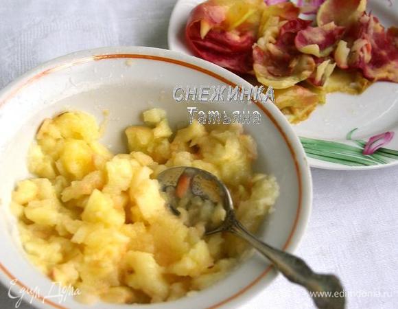 Ложечкой вынимаем мякоть. Разминаем.