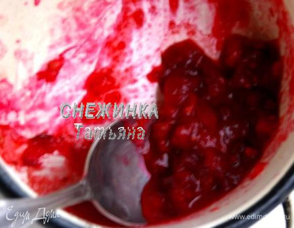 Клюкву прогреваем в кастрюльке, чтобы ягодки стали мягче и начали «стрелять», разминаем ложкой.