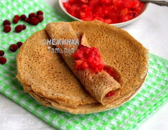 Горячие блинчики подаём с яблочно-клюквенным кремом. По желанию их можно присыпать сахарной пудрой. Приятного аппетита! 