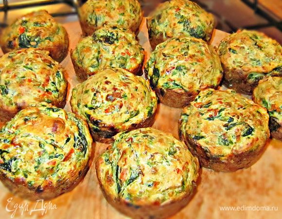 Готовность кексов необходимо проверить деревянной палочкой (они должны хорошо пропечься и не быть влажными внутри).