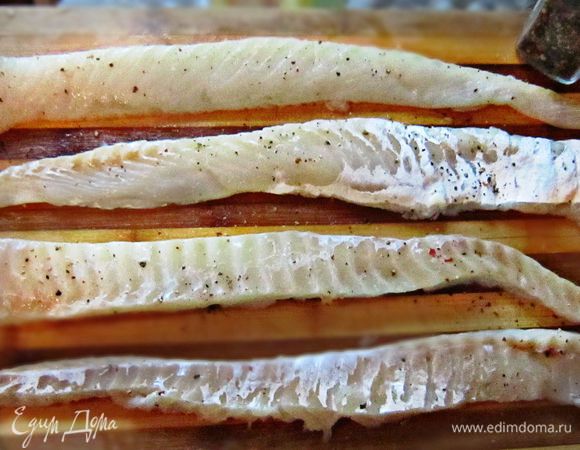 Разрезать филе на 4 полоски. 