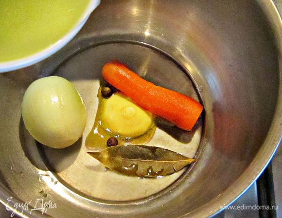 В небольшую кастрюльку выложить очищенную морковь и лук(можно разрезать пополам), добавить лавровый лист и сливочное масло. Залить овощным бульоном, вином и довести, довести до кипения и проварить 5 мин.