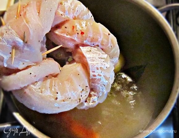 Положить рыбные венки в бульон рыбу, накрыть крышкой и проварить в течение 5-7 мин. Аккуратно с помощью шумовки достать рыбу и отложить в миску.
Из бульона удалить лавровый лист и перец и с помощью блендера из овощей в бульоне сделать пюре. Сливки смешать с крахмалом и хреном, добавить к соусу. Всё хорошо перемешать и дать соусу прокипеть 2 мин (если нужно, добавьте по вкусу соль, перец).
