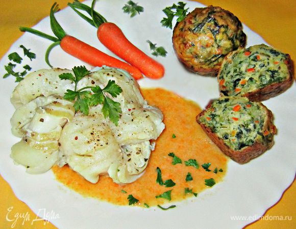 Венки из рыбы и мини-кексы выложить на тарелку, полить соусом и украсить зеленью, морковкой. Наслаждайтесь вкусным и полезным блюдом!!

