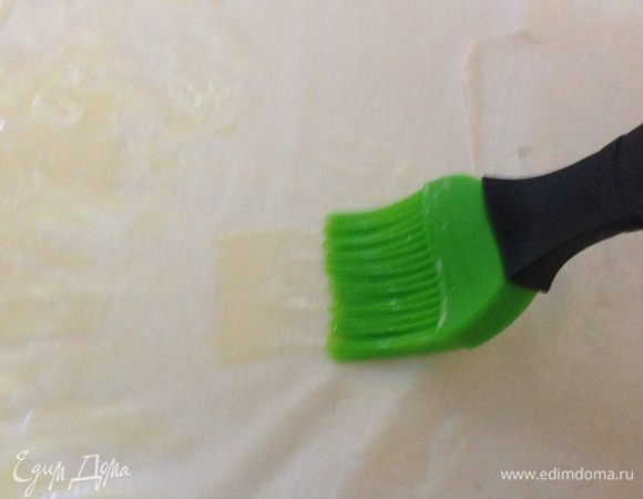 На каждый лист теста фило наносим кисточкой сливочное масло