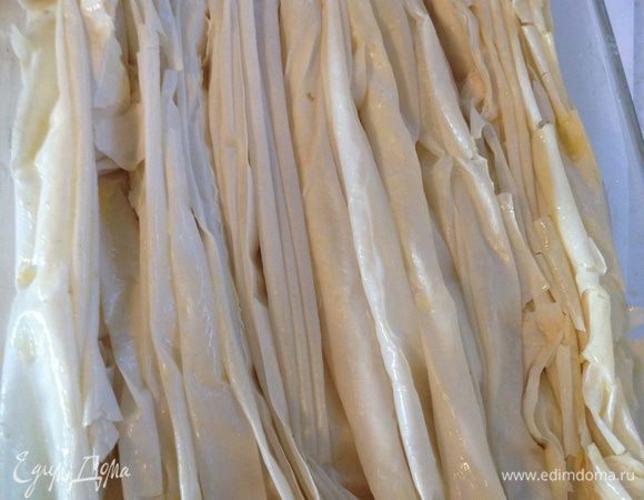 Складываем каждый смазанный лист в виде гармошки и заполняем ими  слегка смазанную сливочным маслом форму