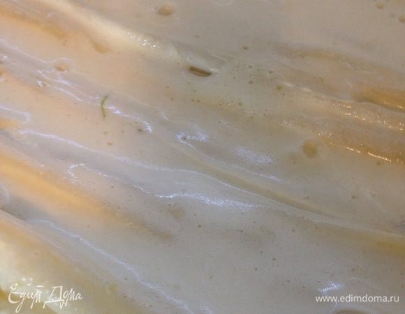 Полученной смесью заливаем тесто в форме