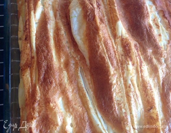 Ставим пирог в разогретую до 200 градусов духовку. Пирог будет готов когда верх приобретет золотисто-коричневатый цвет. У меня ушло минут 20-25, но смотрите по своей духовке!