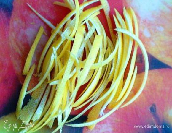 При помощи овощечистки снять цедру с лимона. Порезать на тонкие полосочки.
