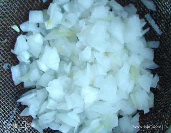 Лук порезать мелко и замариновать в соке лимона. Через полчаса сцедить и отжать.