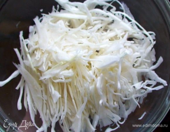 Капусту нашинковать.