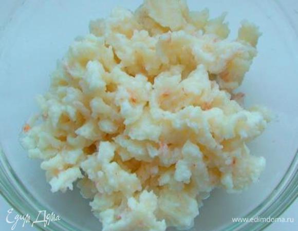 Мясо криля и кукурузу отцедить от жидкости.
Мясо криля поломать на кусочки. 