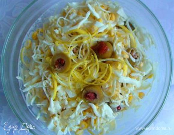 Соединить все ингредиенты (кроме цедры лимона), посолить, перемешать и заправить салат. Украсить цедрой лимона.