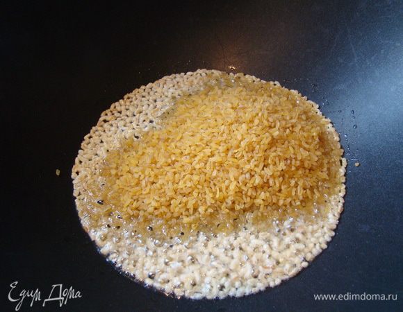 Разогреть пару ложек масла, высыпать промытую крупу, помешивать минуты 3-4.