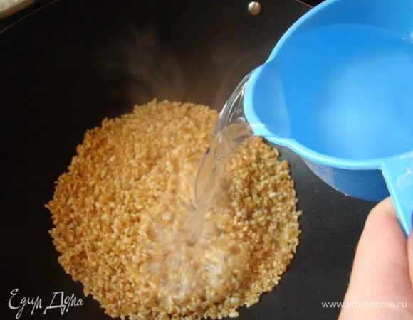 Добавить воду и бульон, довести до кипения. Перемешать один раз, уменьшить огонь, накрыть, варить около 20 минут, пока вся жидкость не выпарится/впитается. Убрать с огня, крышку не снимать.