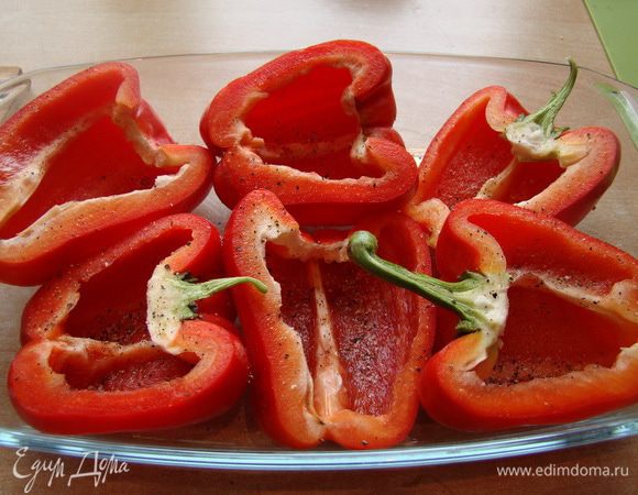 Перец разрезать пополам, вычистить, посолить, поперчить, слегка сбрызнуть маслом, включить духовку на 170"С, отправить внутрь перцы.