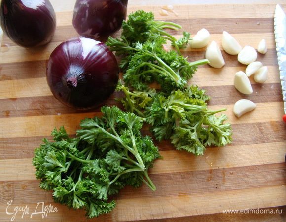 Чеснок и петрушку измельчить в блендере.