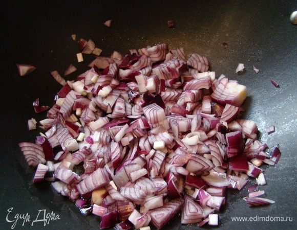 Разогреть несколько ст.л. оливкового масла, добавить мелко рубленный лук, жарить до прозрачного цвета.