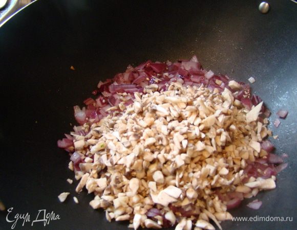 Добавить измельченные грибы.