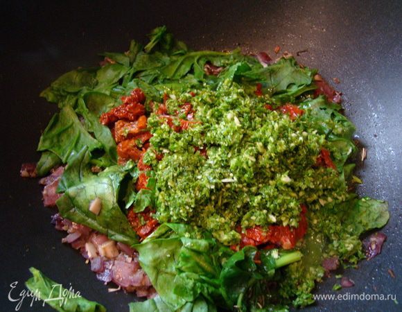 Добавить измельченную зелень с чесноком и нарезанные вяленые томаты, цедру. Все перемешать, продолжать жарить.
