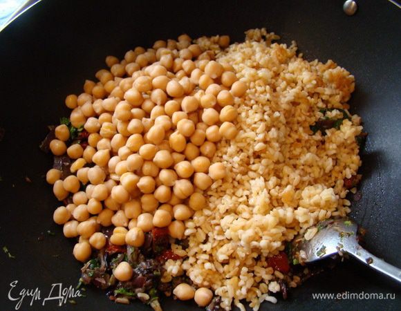 В последнюю очередь добавляем нут и булгур, соль и орегано.